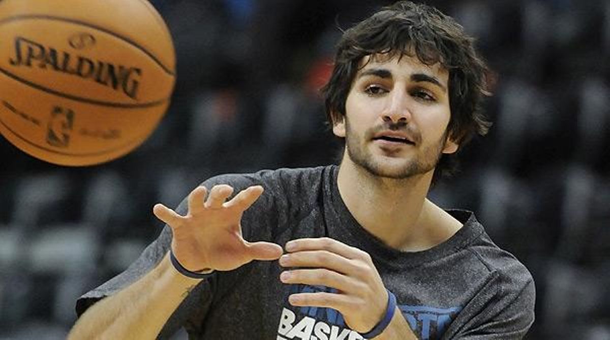 El base dels Timberwolves llança diversos tirs a cistella.