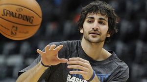 El base dels Timberwolves llança diversos tirs a cistella.