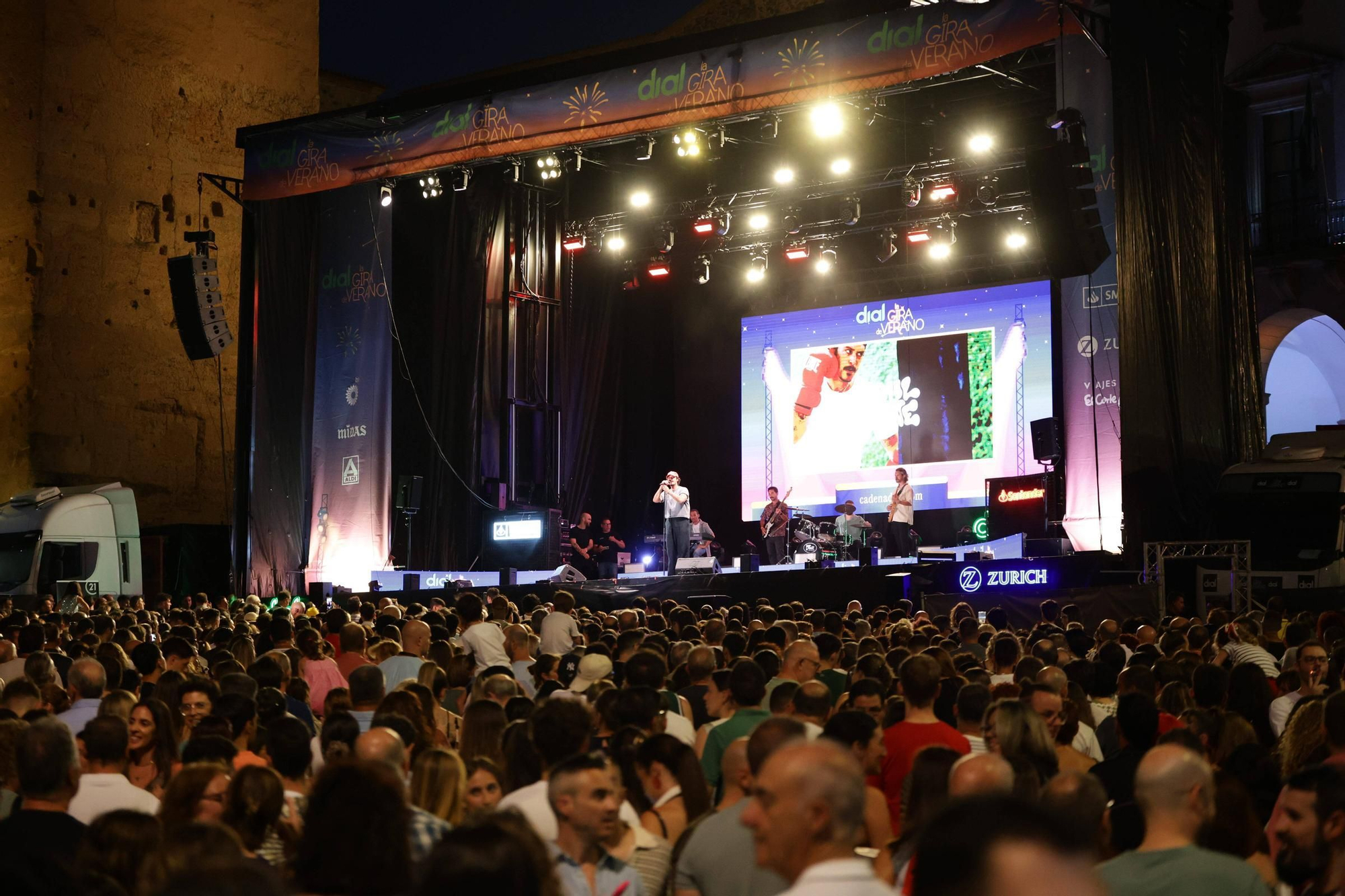 Así fueron los conciertos de este domingo en la plaza Mayor de Cáceres