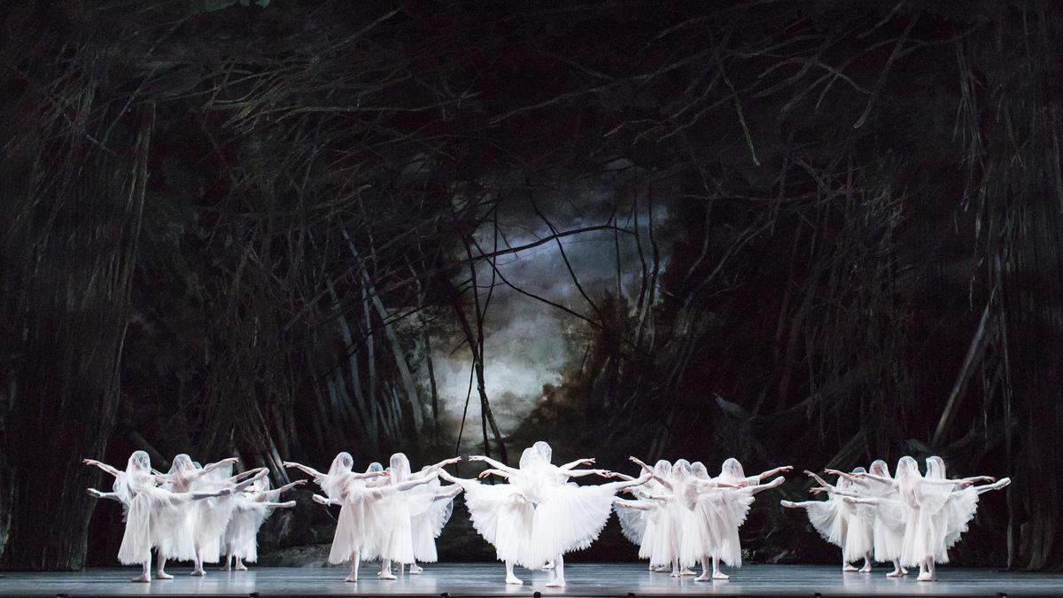 Artistas del The Royal Ballet durante la representación de 'Giselle'.