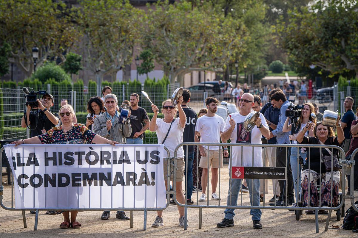 Protestas frente al Parlament por la entrega de la Medalla de Honor al Monasterio de Montserrat