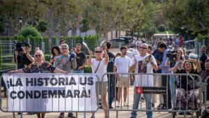 Protestas frente al Parlament por la entrega de la Medalla de Honor al Monasterio de Montserrat