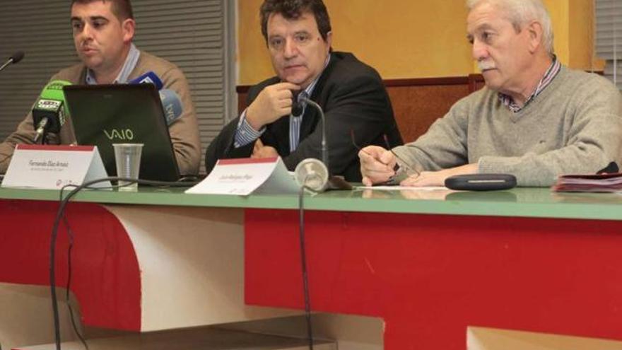 Por la izquierda, el secretario general de UGT de Gijón, Fernando Díaz Arnaiz; Santos Ruesga Benito y el secretario general de UGT de Asturias, Justo Rodríguez Braga.