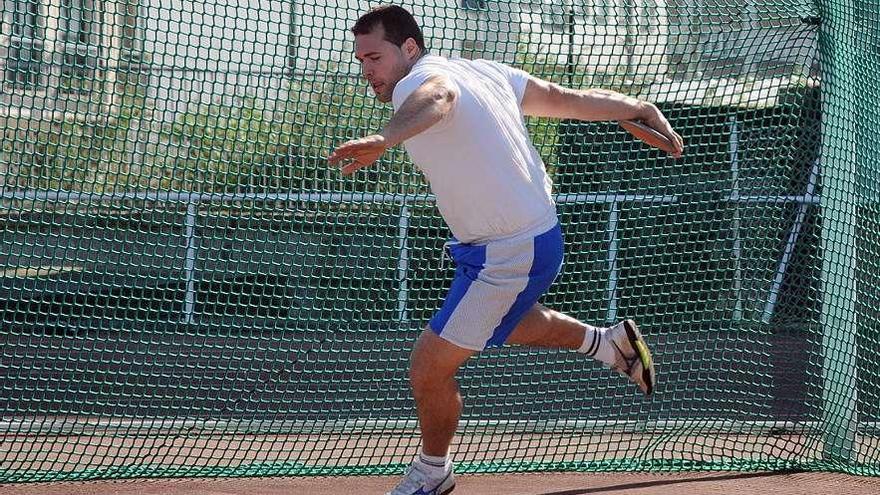 Víctor Gallego, que ayer se impuso en su prueba, durante un entrenamiento en Pontevedra. // Rafa Vázquez