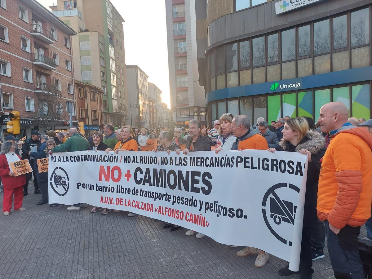 En marcha la manifestación vecinal en Gijón para reivindicar una alternativa en los accesos a El Musel. "Basta ya de engaños", señalan los asistentes.