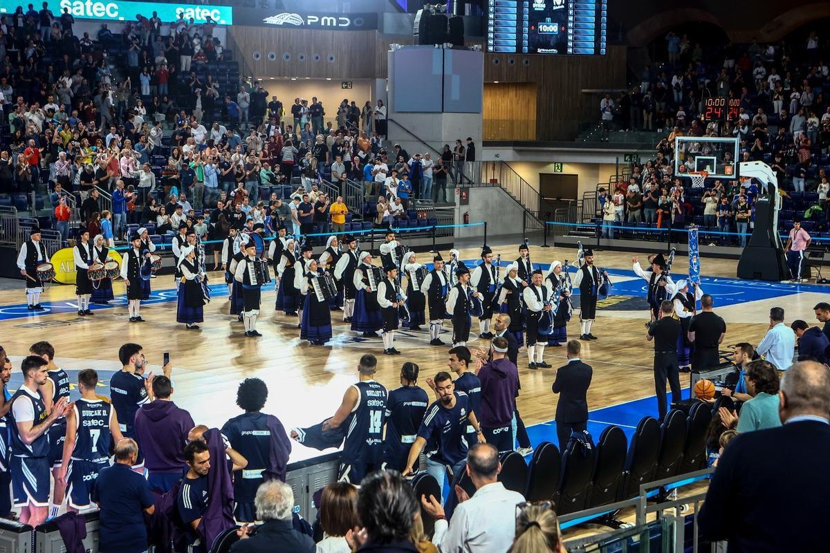 Inicio del partido entre Alimerka OCB y Estudiantes, en el Palacio de los Deportes de Oviedo.