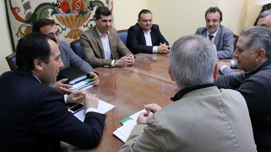 Un momento de la reunión mantenida este jueves en la delegación del Gobierno andaluz.