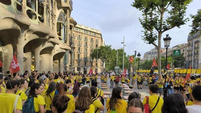 Professors bloquegen l’accés a la Casa Batlló, aquest dimarts.