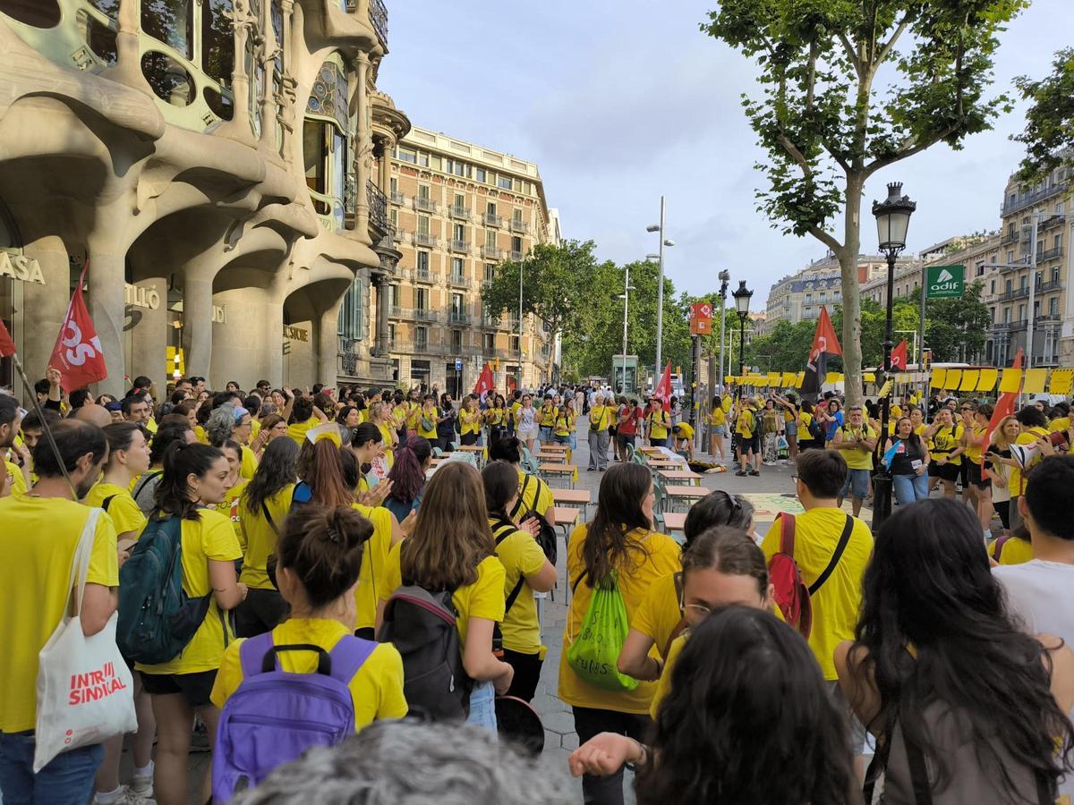 Profesores bloquean el acceso a la Casa Batlló, este martes.