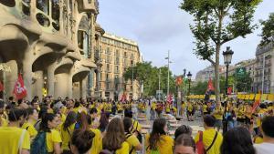 Profesores bloquean el acceso a la Casa Batlló, este martes.