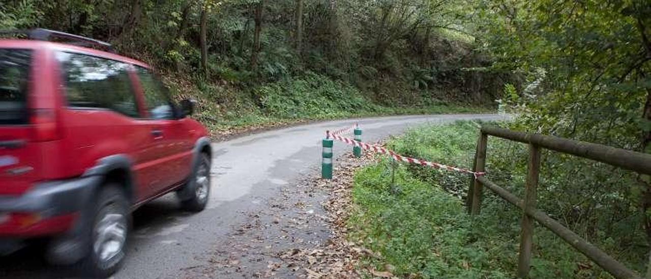 Mal estado de la carretera desde San Pedro de Villoria a El Meruxal y Les Quintanes, en Laviana.