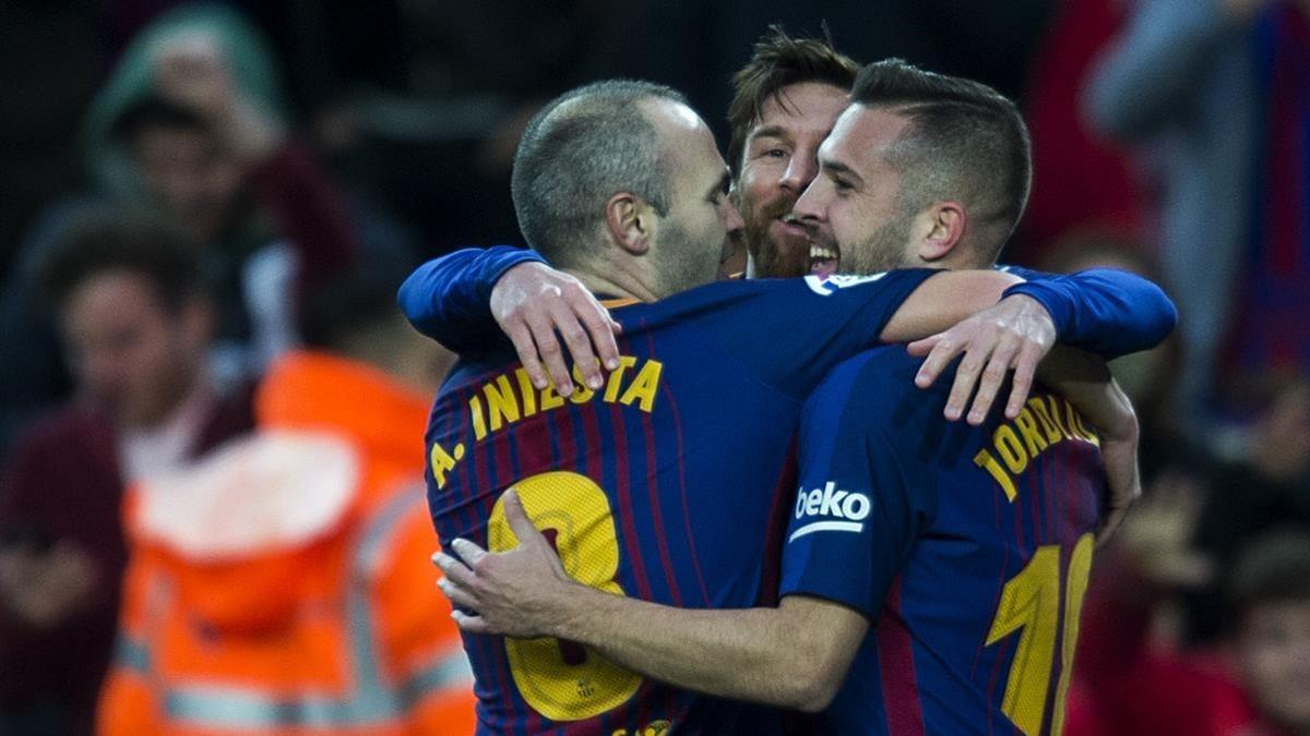 Messi celebra el 1-0 con Iniesta y Alba.