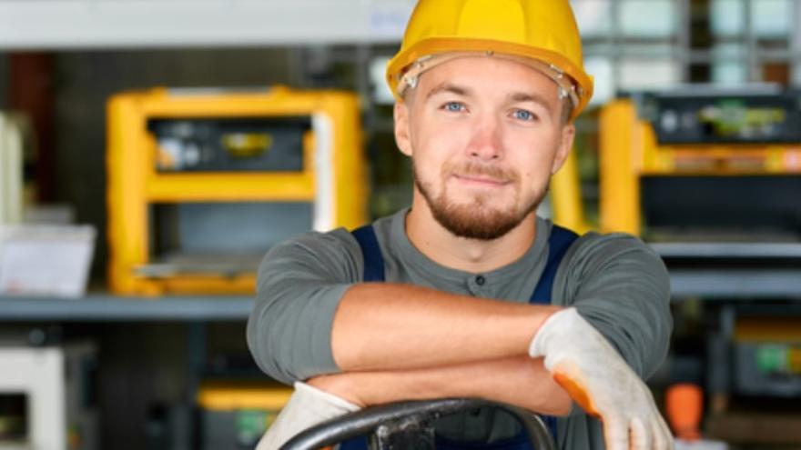 Desde electromecánicos o soldadores, pasando por operarios o camareros, hasta ingenieros y comerciales, pueden encontrar trabajo en este artículo