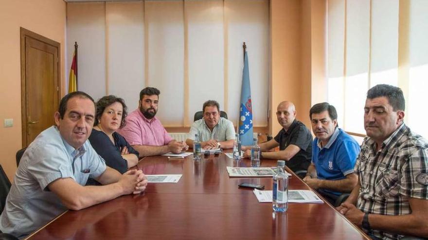 El alcalde de Verín (en el centro) con el teniente de alcalde (a su izquierda) en la presentación. // FdV