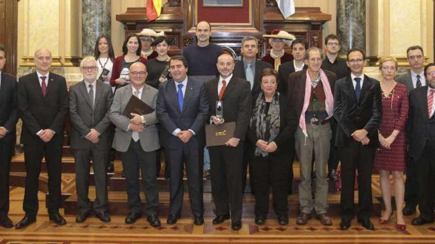 Los premiados, ayer, en el salón de plenos del Ayuntamiento. la opinión