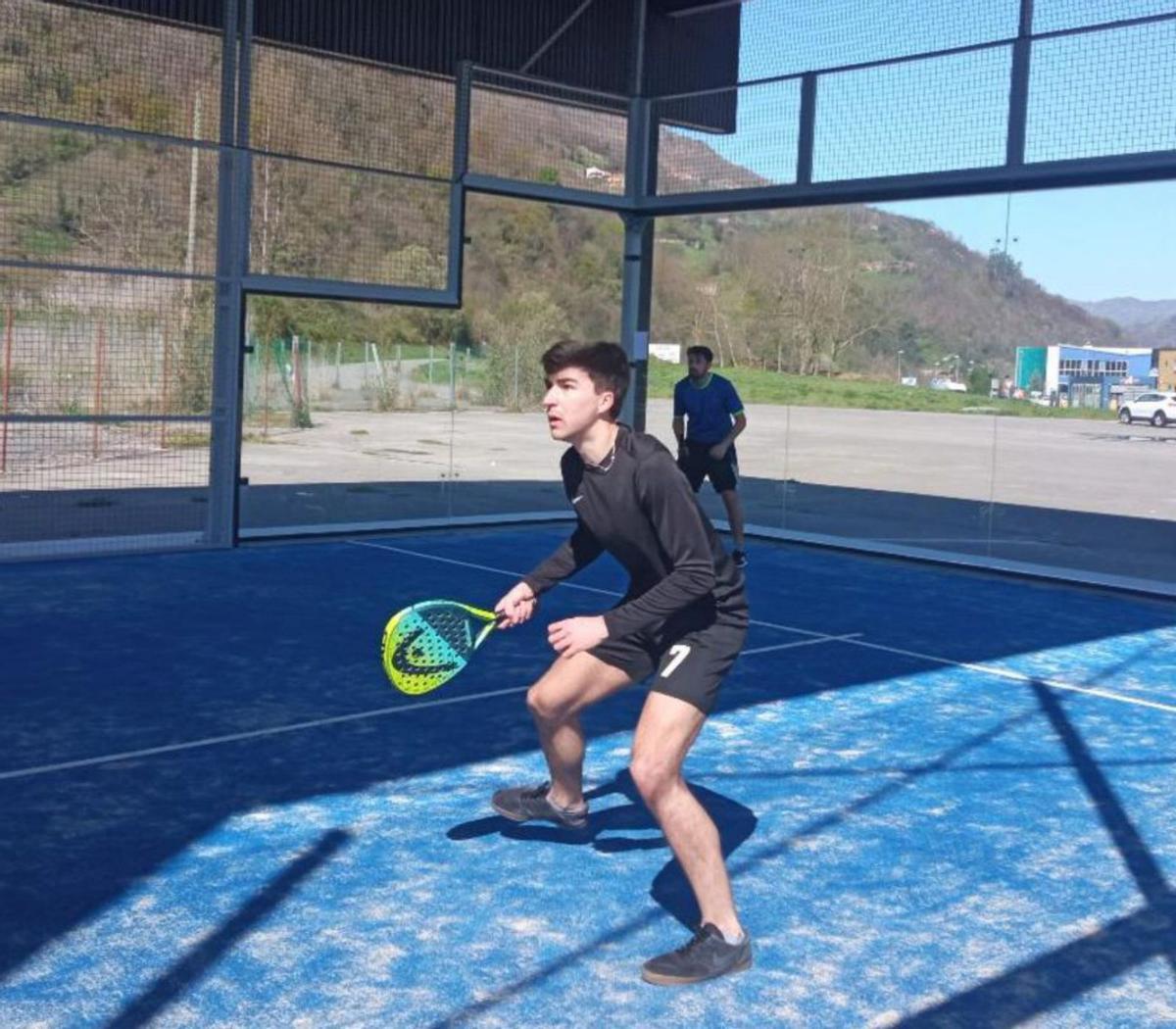 Caborana estrena su pista de pádel, que tuvo un coste de 80.000 euros | CAMPORRO