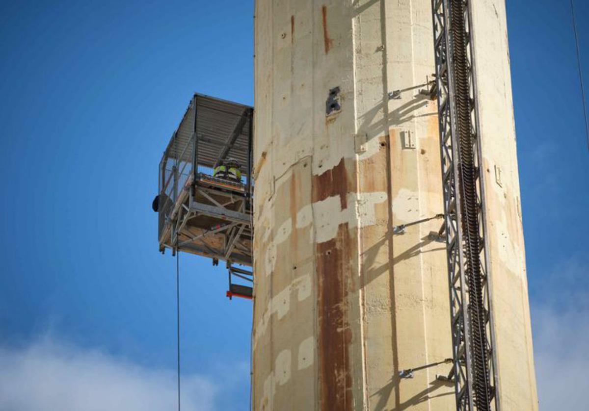 Empieza la demolición de una chimenea de la central eléctrica de Caletillas