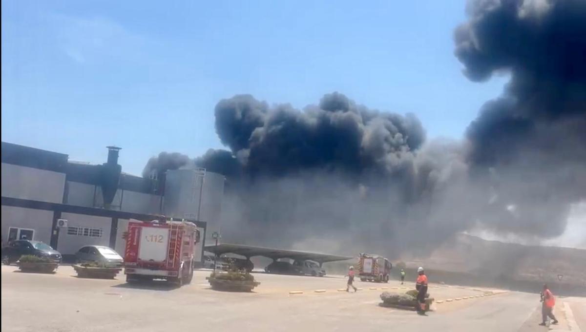 El incendio ha provocado un denso humo negro.