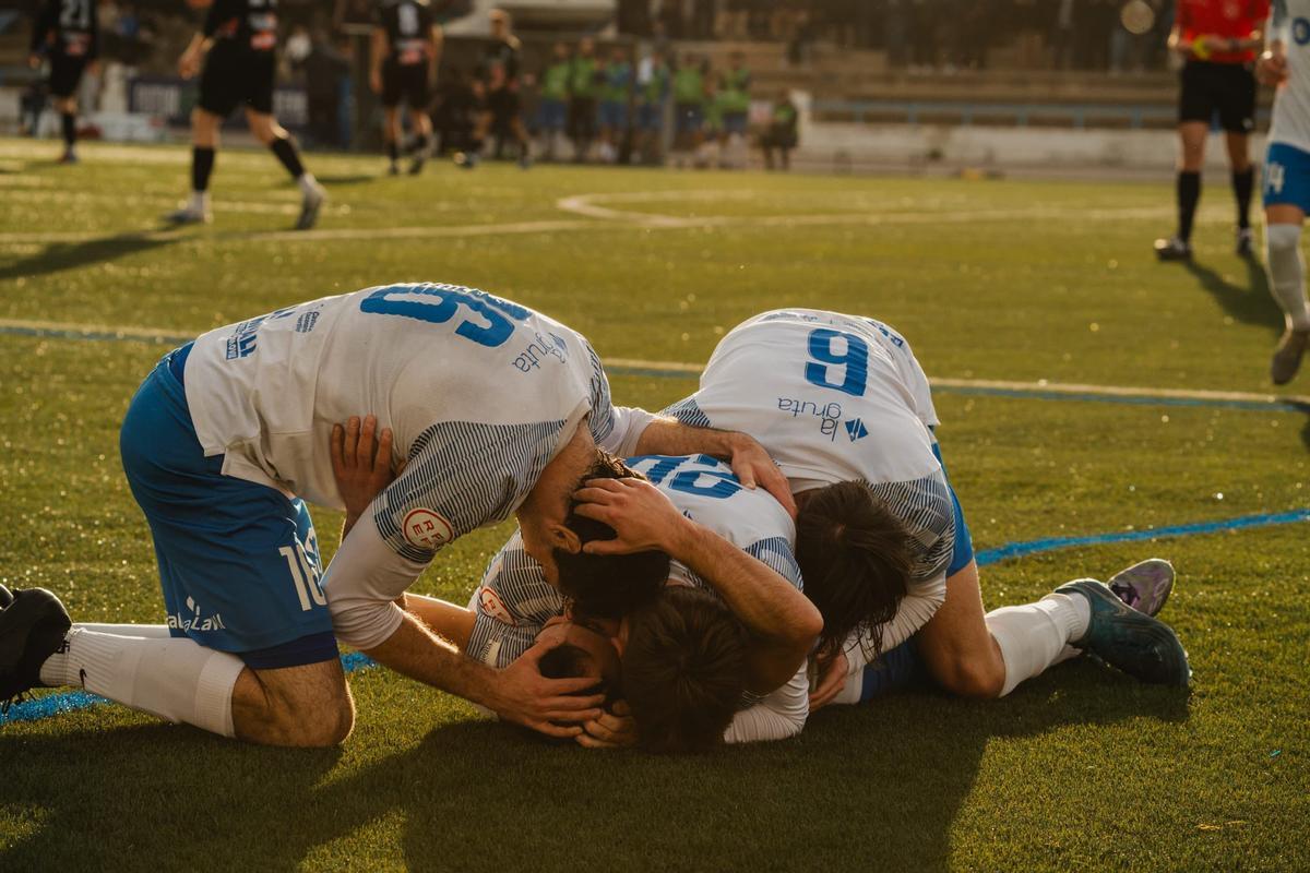 Los jugadores del Vall de Uxó celebran uno de los dos goles de David Megina.