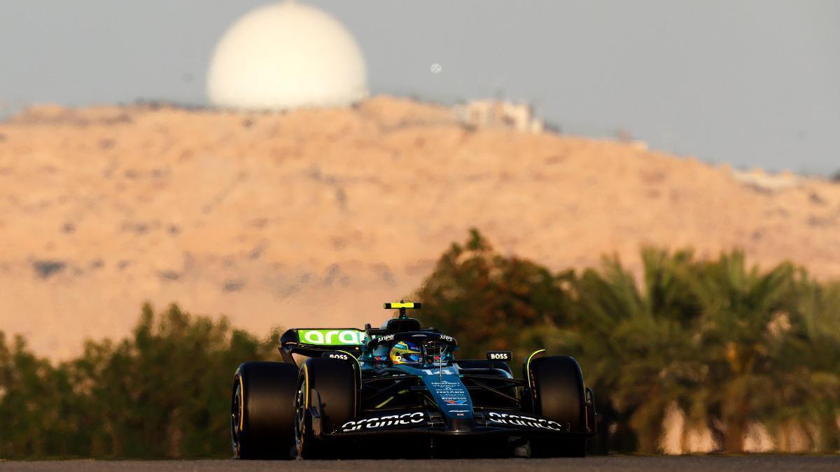 Fernando Alonso, al volante del Aston Martin AMR24 en la última jornada de test en Bahrein.