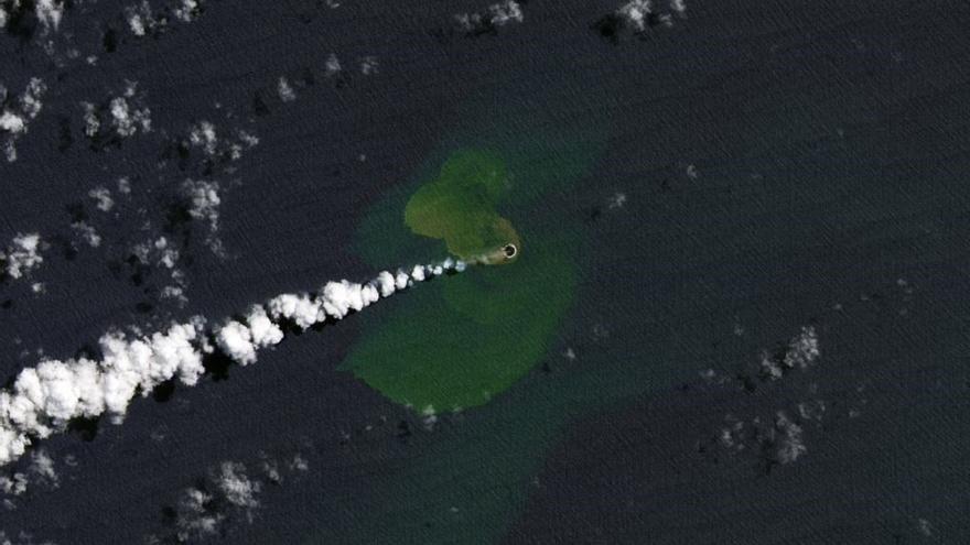 Una nueva isla emerge desde un volcán submarino en el Pacífico