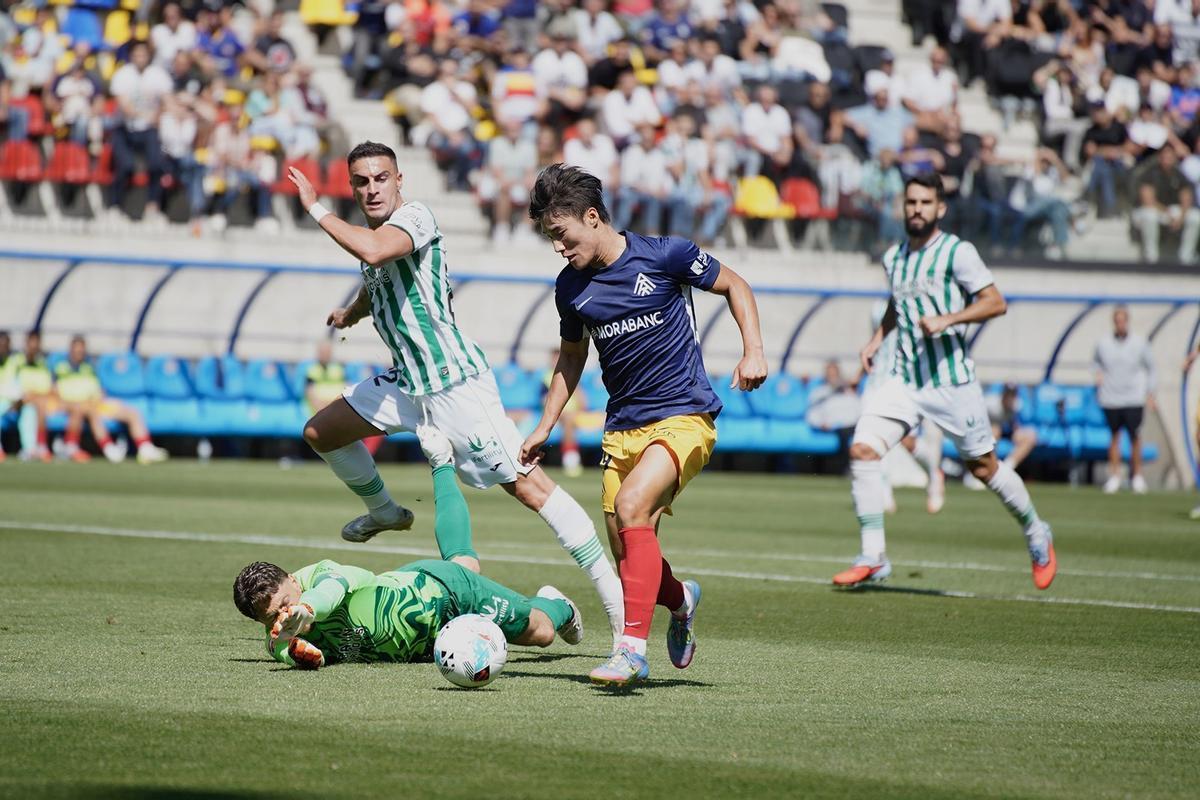 Min-Su regateando a Carlos Marín en el primer partido entre el Córdoba y el Andorra
