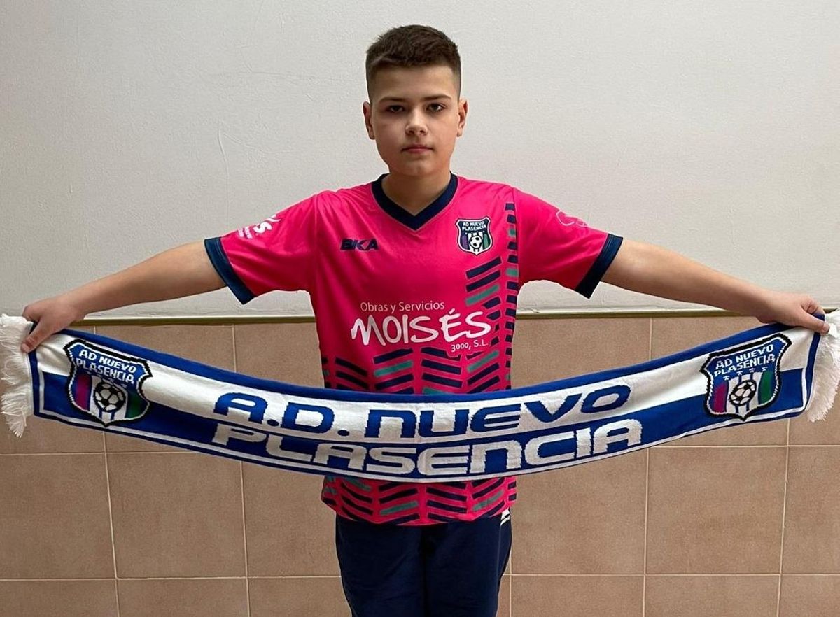 Iván, con la bufunda del club placentino.