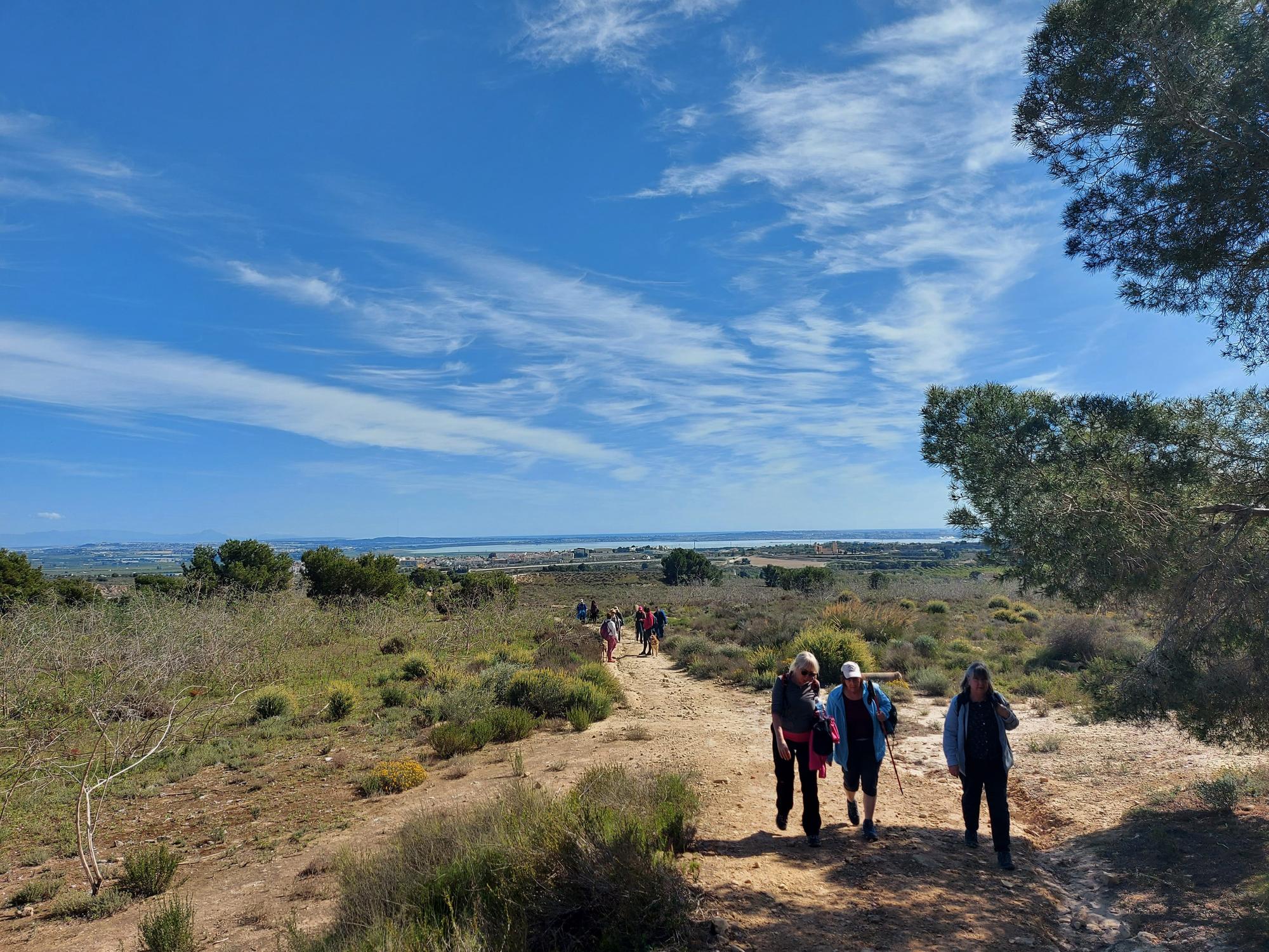 Unas 150 personas participan en una marcha por la colada de Sierra Escalona