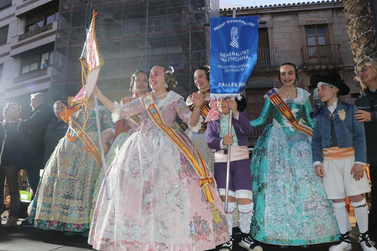 Momento de la entrega del primer premio infantil para la falla Pla de l'Arc.