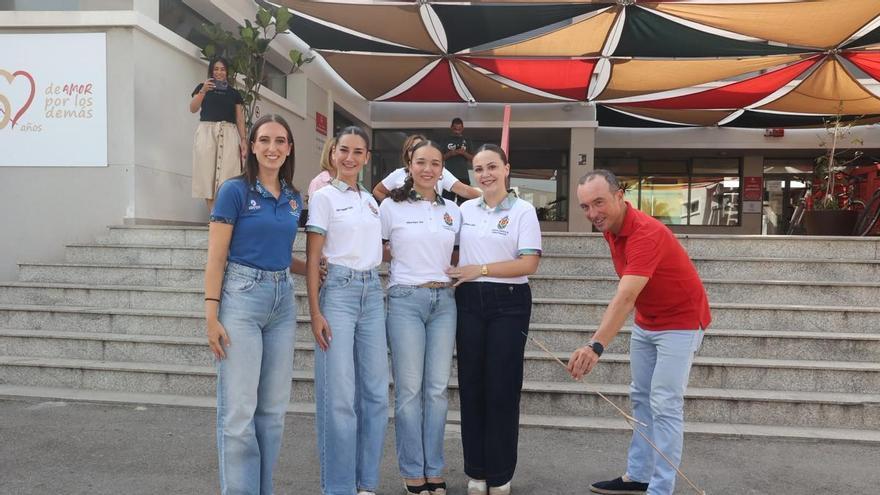 La visita de las Reinas y Damas de las Fiestas de Elche a Cáritas, en imágenes