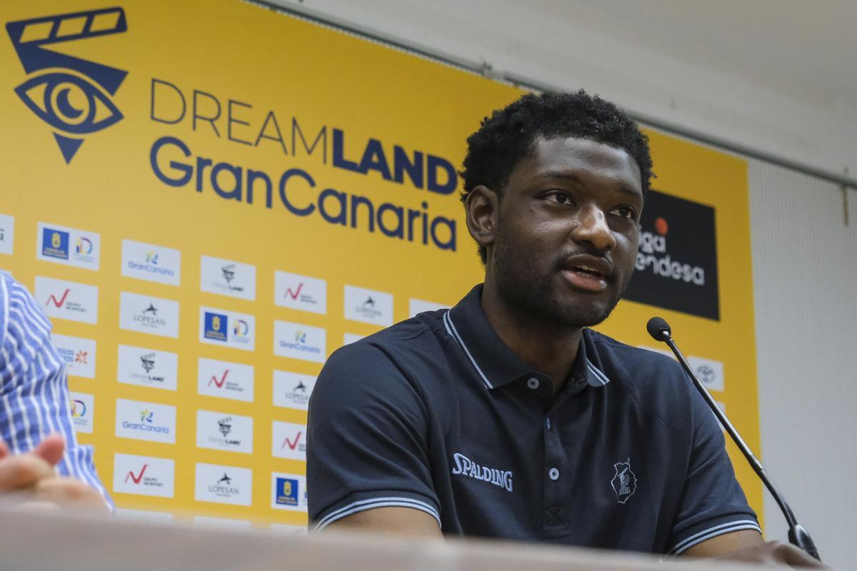 Presentación de Chimezie Metu, nuevo fichaje del Granca Presentación de Chimezie Metu, nuevo fichaje del Granca