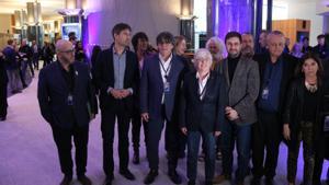 La eurodiputada de Junts Clara Ponsatí asiste al pleno del Parlamento Europeo acompañada de Carles Puigdemont y Toni Comín tras la detención y posterior puesta en libertad en el regreso a Catalunya.