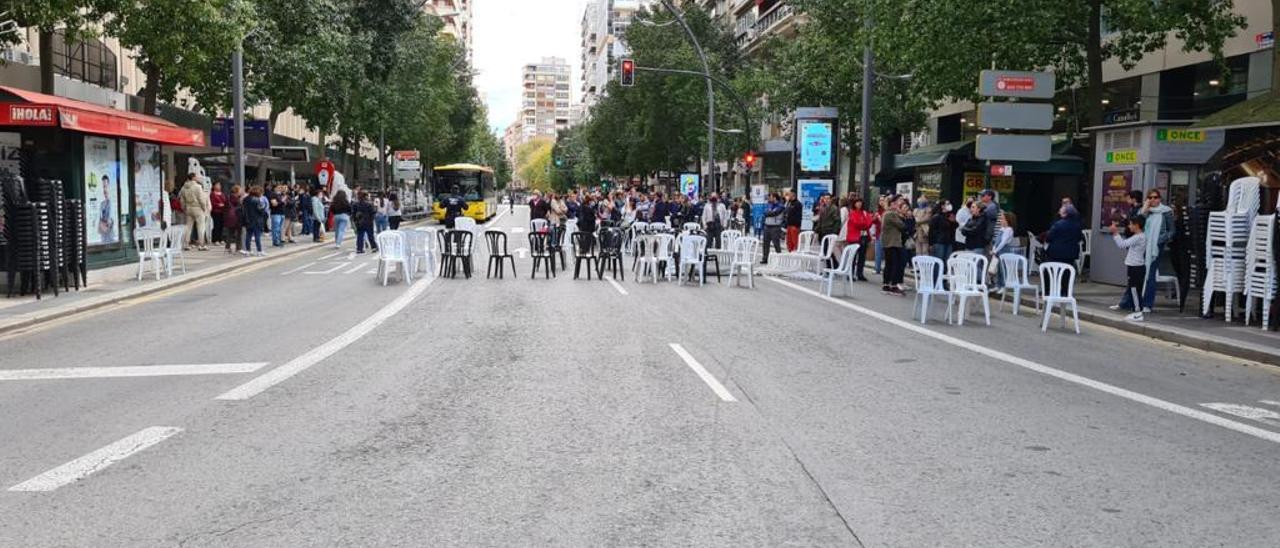 Los clientes de las sillas del Entierro cortan la Gran Vía en señal de protesta. Israel Sánchez