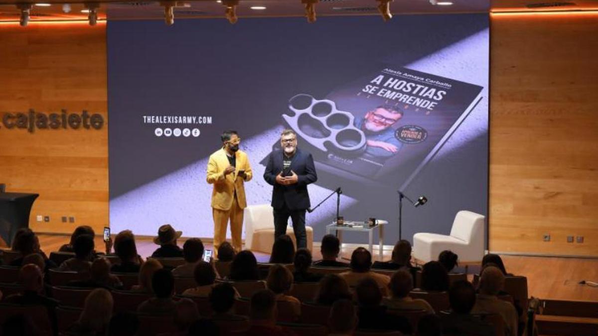 Alexis Amaya y Jota Ypunto, durante su presentación en un salón de actos repleto