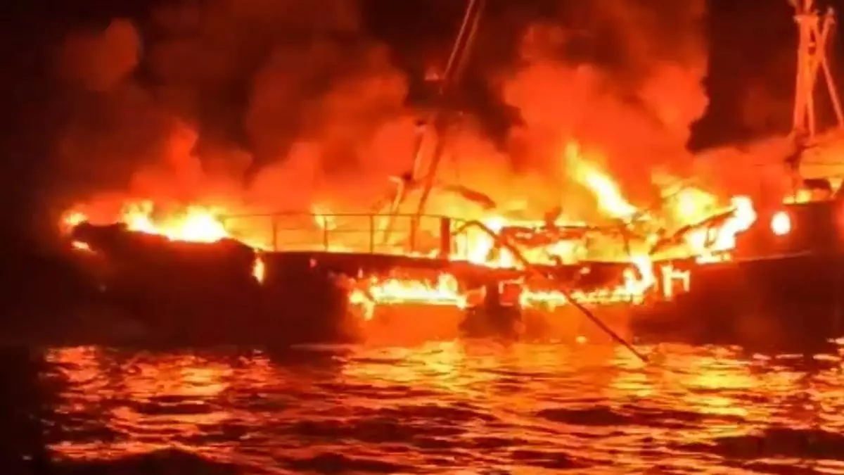 Rescatan a tres pescadores de un barco en llamas en A Coruña