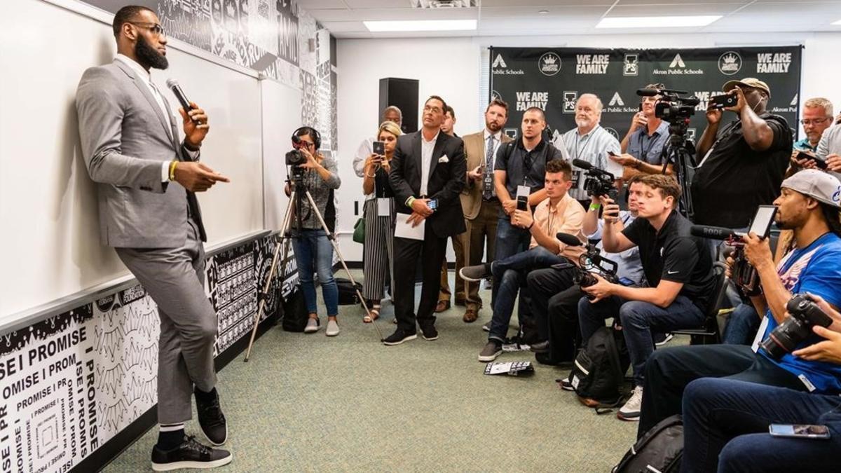 LeBron James atiende a la prensa en una de las aulas de la escuela que inauguró, el pasado lunes, en Akron, su pueblo natal.