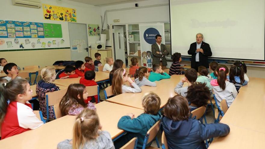 El edil Diego López visita una de las charlas en un colegio.