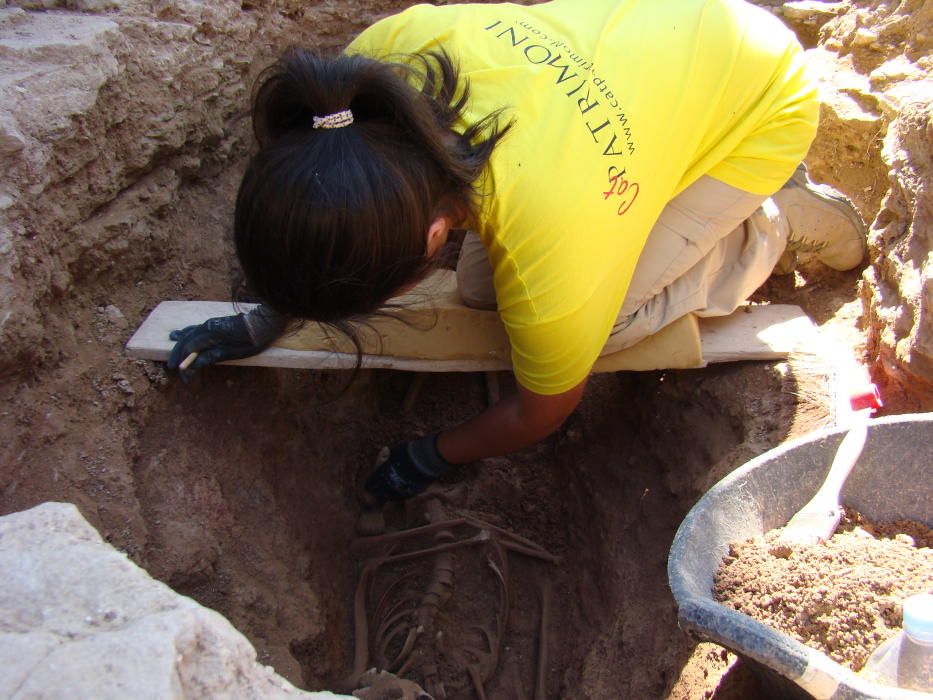 El llindar mortuori trobat al jaciment de Camps