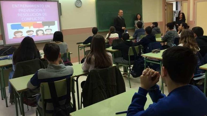 El alcalde explica el programa a los escolares, ayer. // FdV