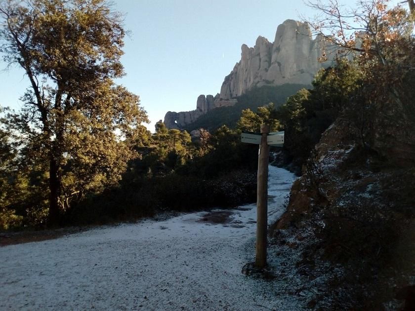 Paisatge de fred i restes de neu a Montserrat