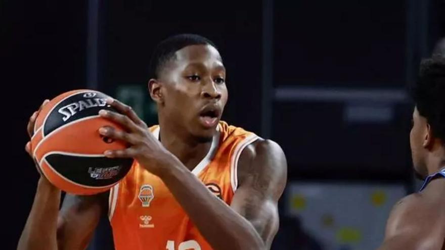 El exterior ‘taronja’ Omari Moore durante una acción en un partido, en una imagen de archivo. | J. M.LÓPEZ