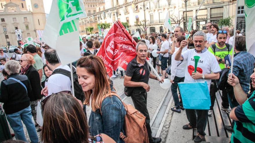 Un grupo de manifestantes en la plaza de España.