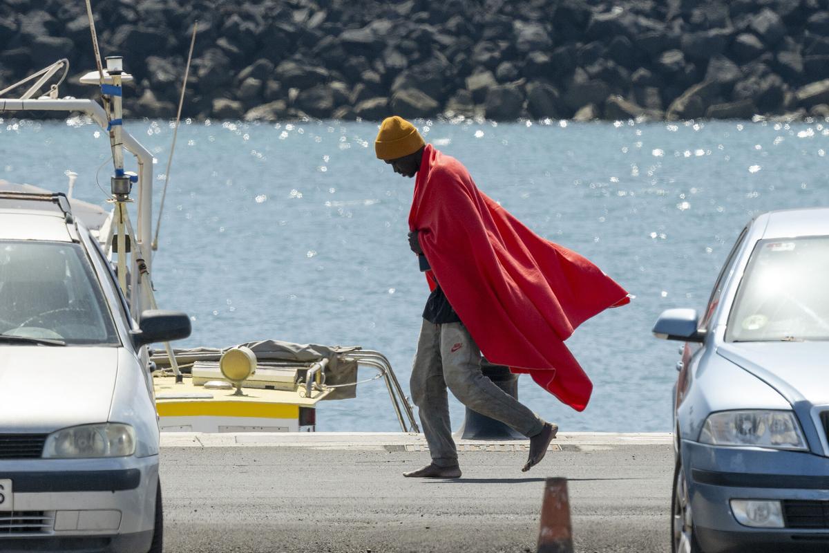 Salvamento Marítimo traslada a 37 migrantes a Puerto Naos, en Arrecife (Lanzarote)