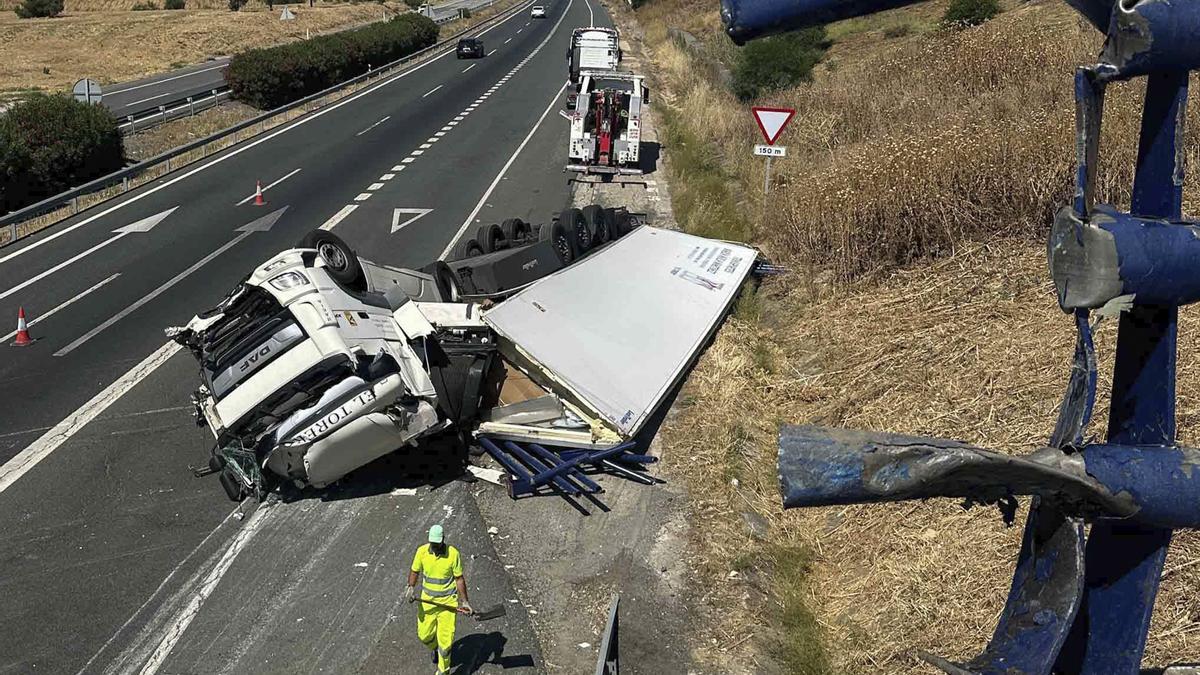 Fotografía del accidente camión ha caído este sábado, desde un paso elevado en la A4 a la altura de Carmona.