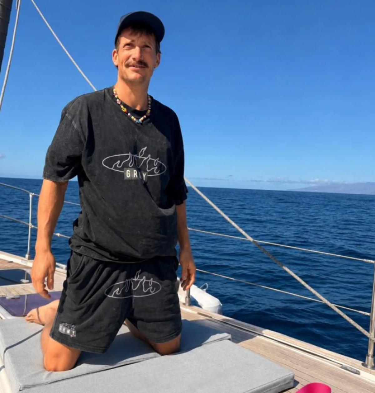 Grison navegando (y descansando) sobre un barco