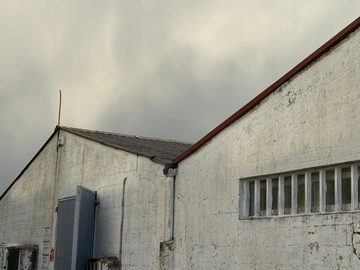 Exterior del local que emplean para entrenar taekwondo en Santa Comba