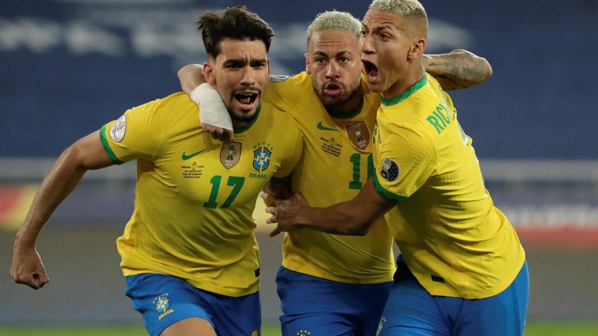 Lucas Paquetá, Neymar y Richarlison celebran el gol brasileño.