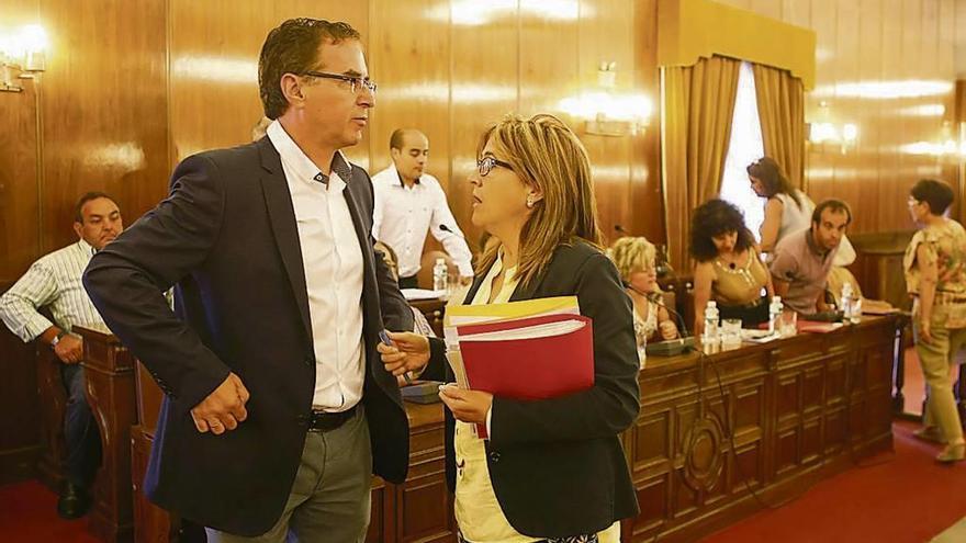 La presidenta de la Diputación, Mayte Martín Pozo, con el portavoz del grupo socialista, Antonio Plaza.