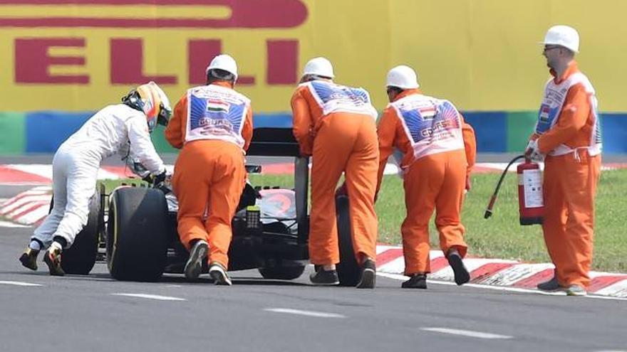 Alonso despide la Q2 empujando su McLaren hasta el &#039;pit lane&#039;