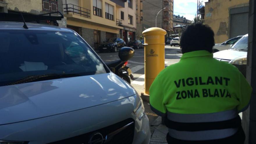 Una vigilant de la zona blava al centre de Puigcerdà | MIQUEL SPA